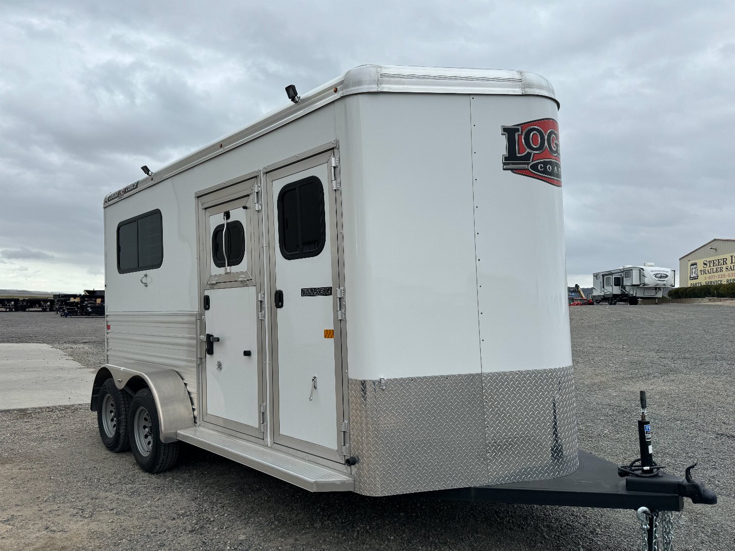 New 2024 LOGAN COACH 2H BULLSEYE STRAIGHT LOAD Horse Trailer Three