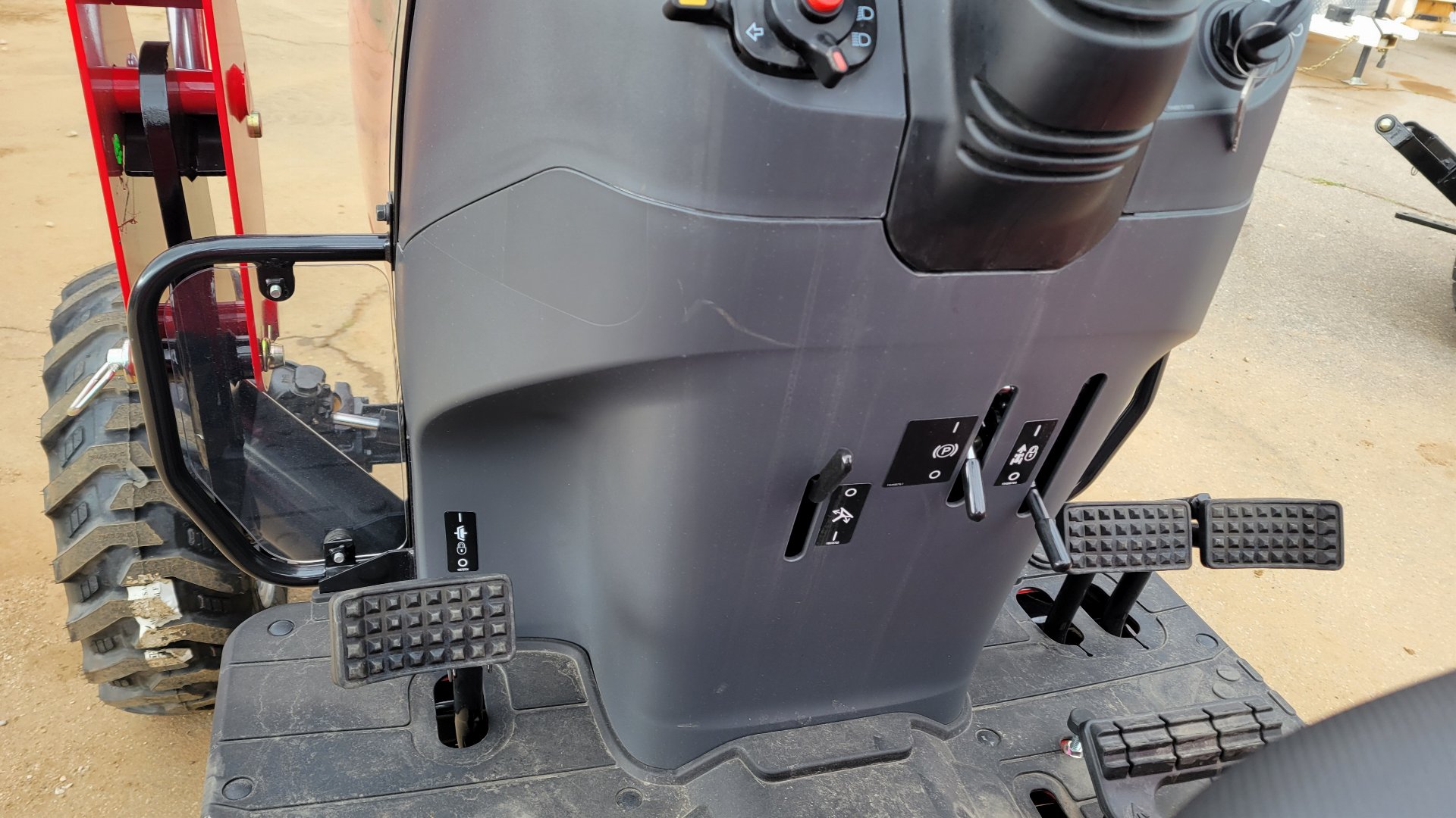 New 2023 Mahindra 1640 HST