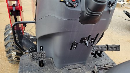 New 2023 Mahindra 1640 HST