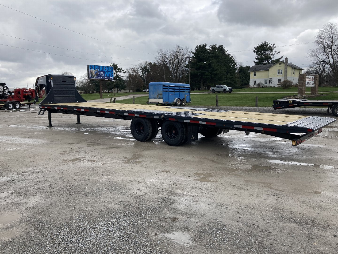 New 2024 Belmont 35' Deckover Gooseneck Hydraulic Dovetail