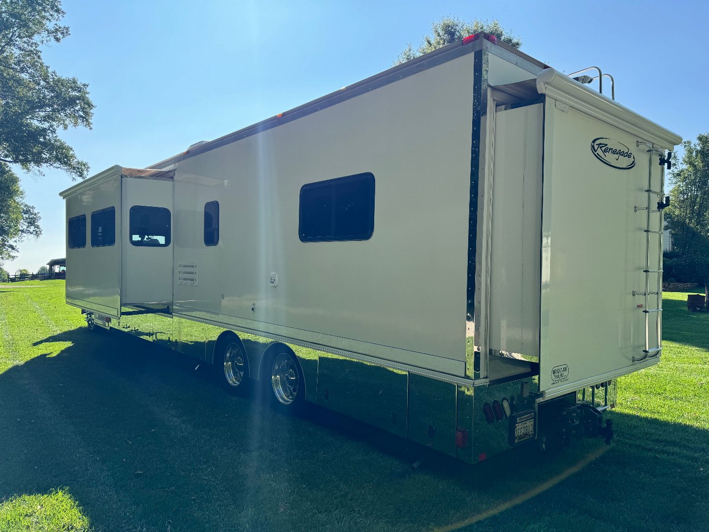 Used 2008 Renegade 45’ T andem Axle Motorcoach