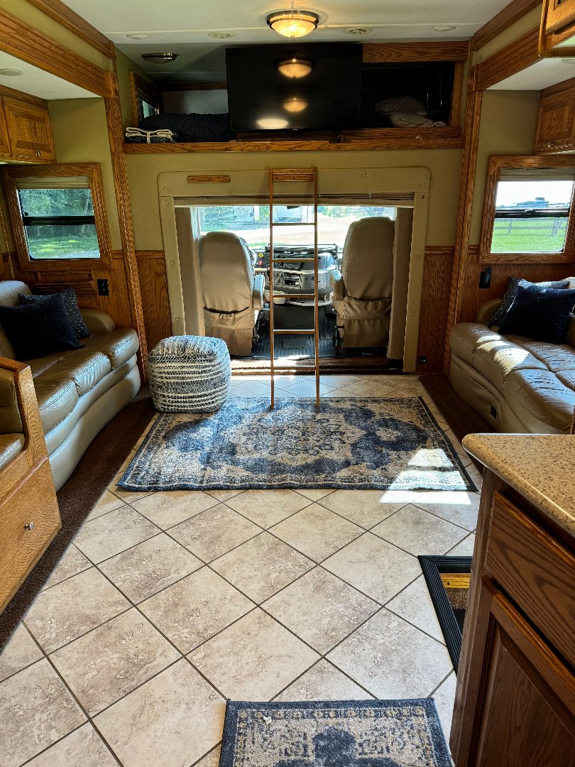 Used 2008 Renegade 45’ T andem Axle Motorcoach
