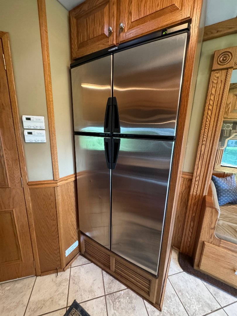 Used 2008 Renegade 45’ T andem Axle Motorcoach