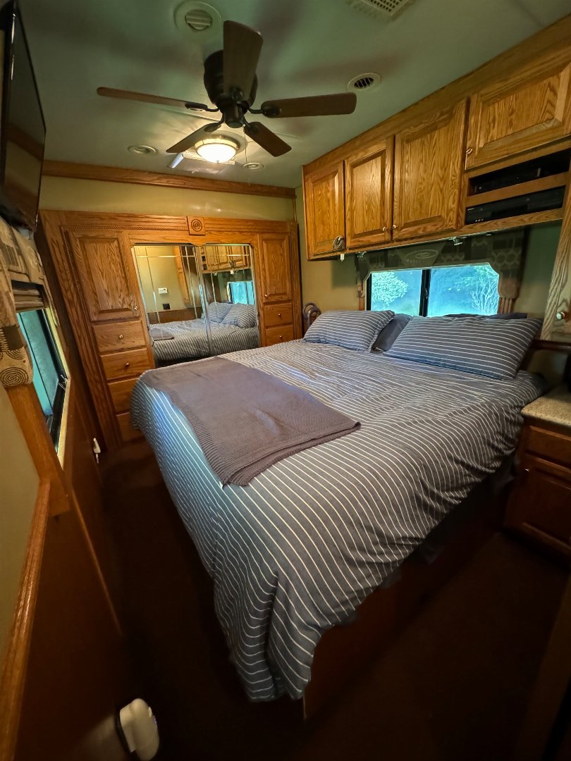 Used 2008 Renegade 45’ T andem Axle Motorcoach