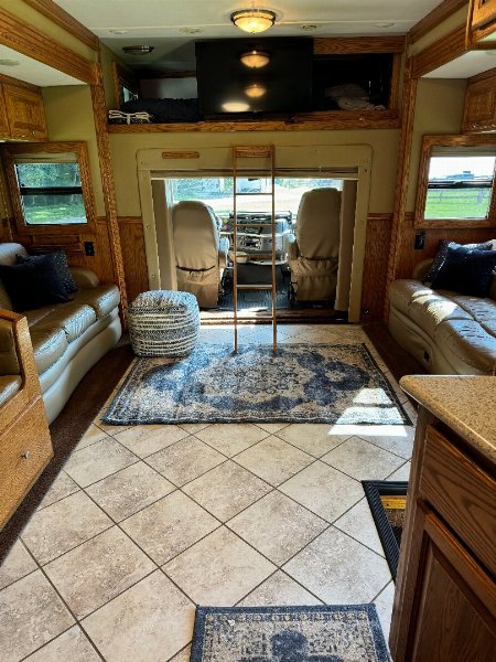 Used 2008 Renegade 45’ T andem Axle Motorcoach