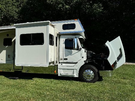 Used 2008 Renegade 45’ T andem Axle Motorcoach