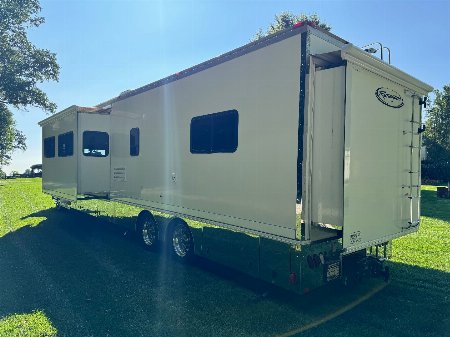 Used 2008 Renegade 45’ T andem Axle Motorcoach