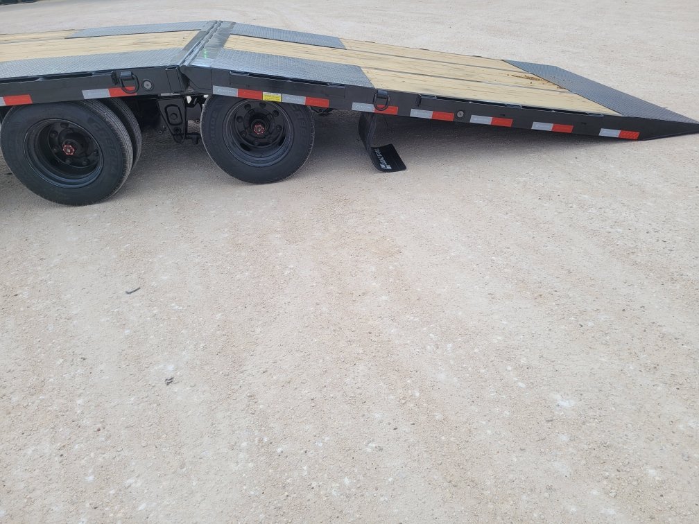 New 2025 Load Trail 32' 30K Gooseneck w/ 12' Hydraulic Dovetail