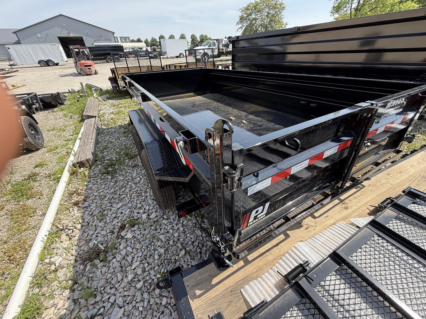 New 2026 PJ Trailer DL142 Dump Trailer 83X14 TA 24" SIDES (GVW:14000)  BLACK