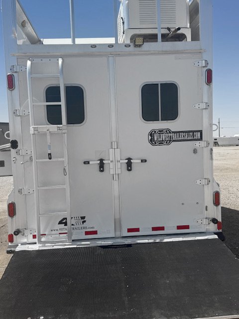 Used 2018 4-Star 4 Horse Living Quarters Horse Trailer