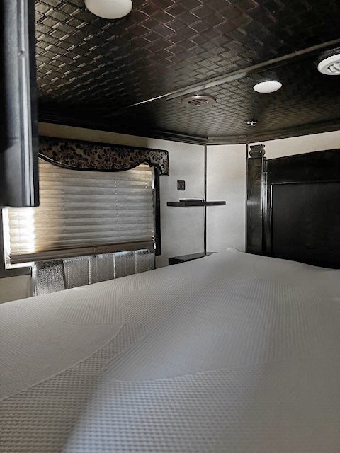 Used 2019 Elite 5 Horse Living Quarters Trailer