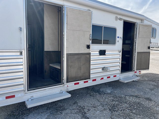 Used 2019 Elite 5 Horse Living Quarters Trailer