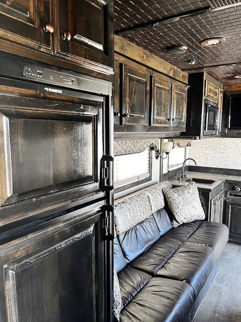 Used 2019 Elite 5 Horse Living Quarters Trailer