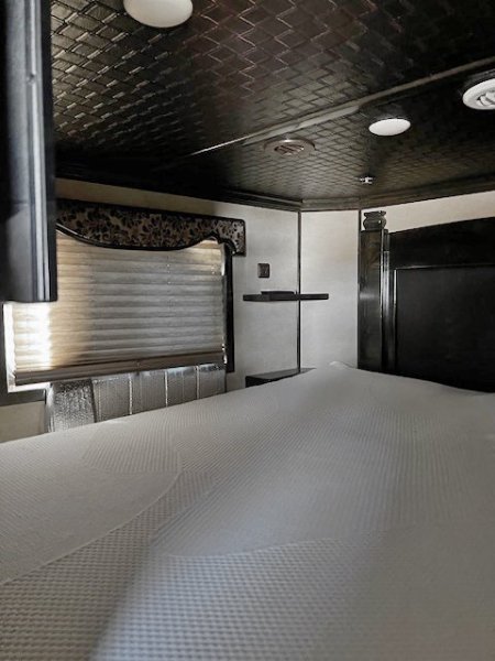 Used 2019 Elite 5 Horse Living Quarters Trailer