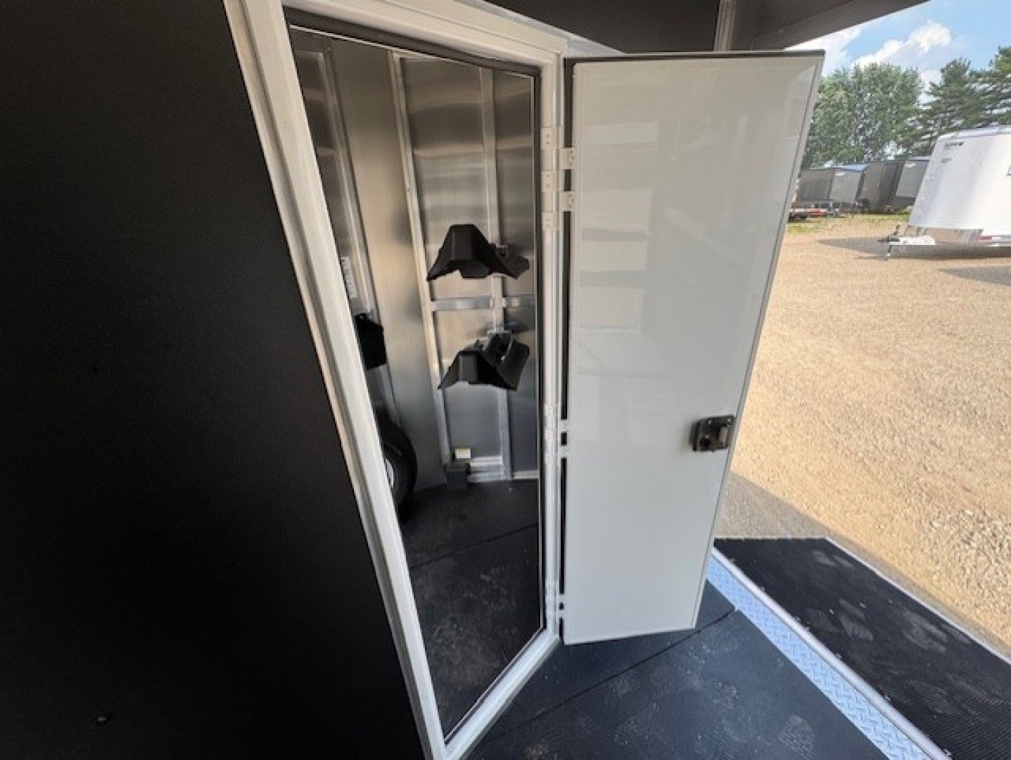 New 2026 Shadow 69166S-2STR-SR-BP Horse Trailer