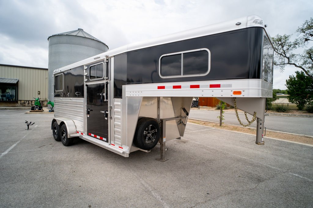 New 2025 4-Star Trailers  6'10" STRAIGHT LOAD