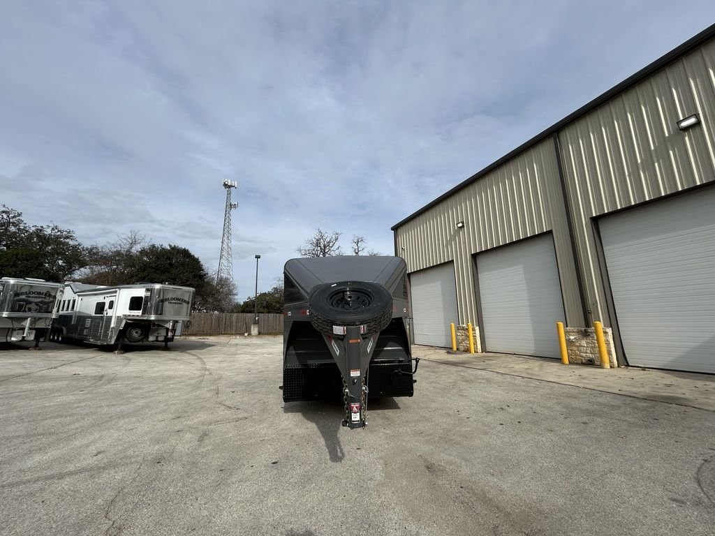 New 2025 Swift Built Trailers SB 20' STK W/ TACK