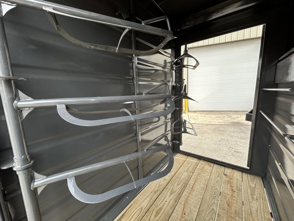 New 2025 Swift Built Trailers SB 20' STK W/ TACK