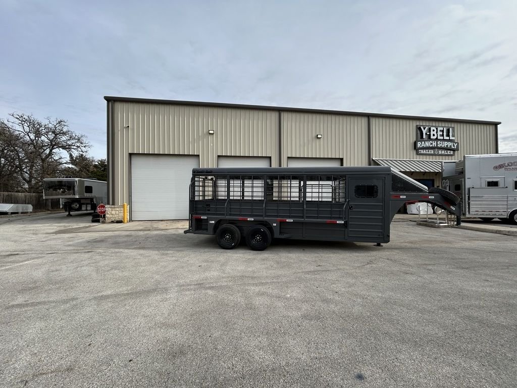 New 2025 Swift Built Trailers SB 20' STK W/ TACK