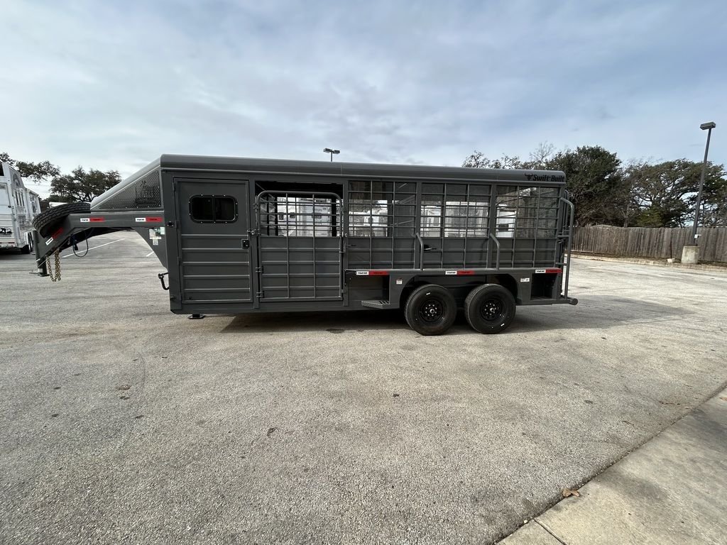 New 2025 Swift Built Trailers SB 20' STK W/ TACK