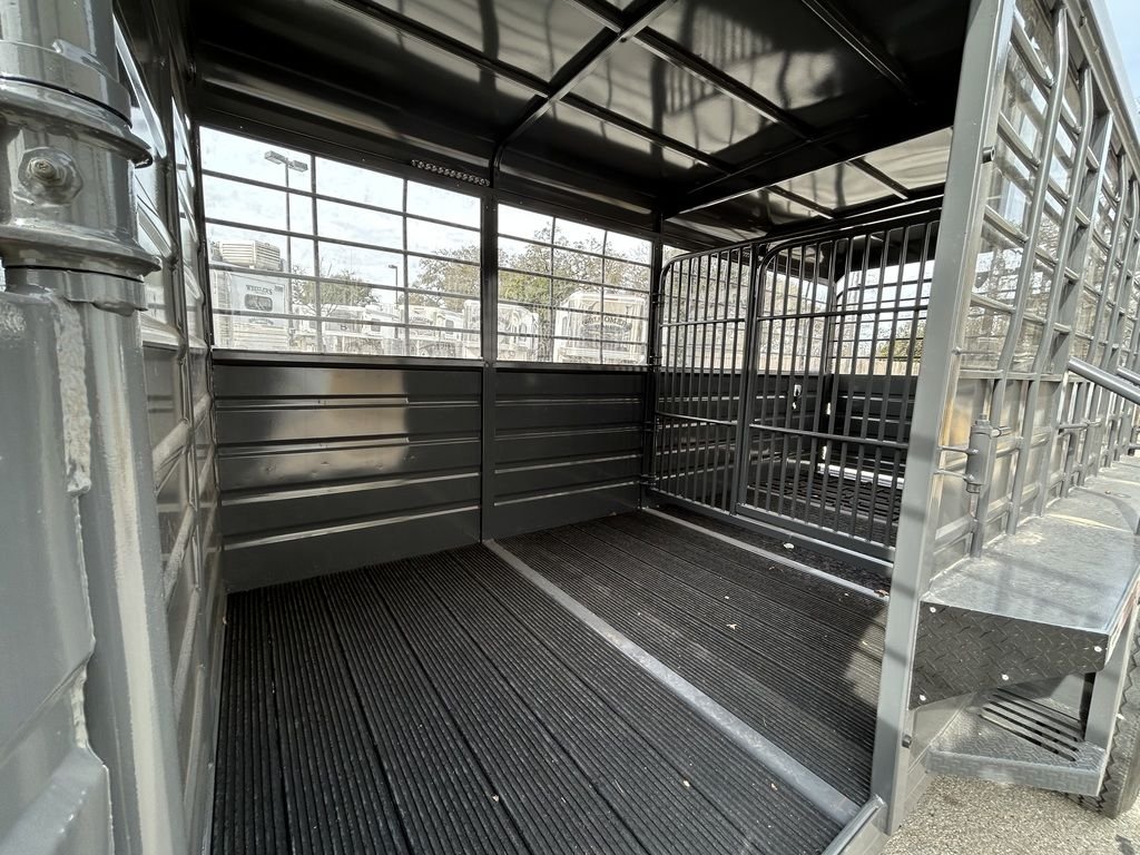 New 2025 Swift Built Trailers SB 20' STK W/ TACK