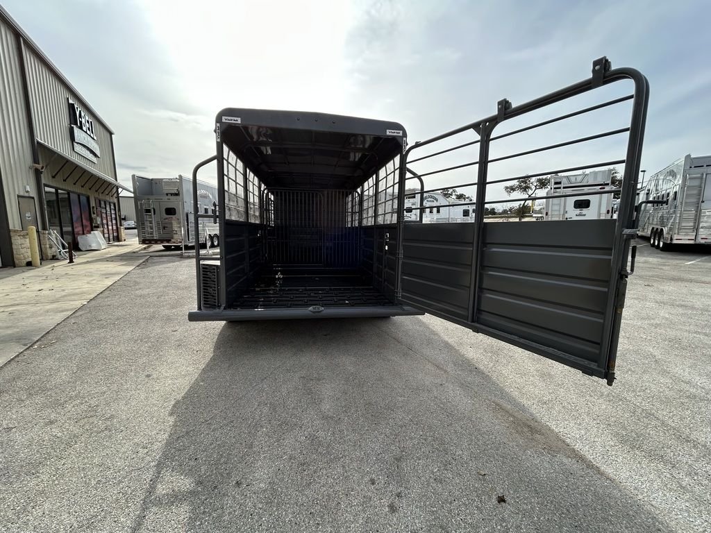 New 2025 Swift Built Trailers SB 20' STK W/ TACK