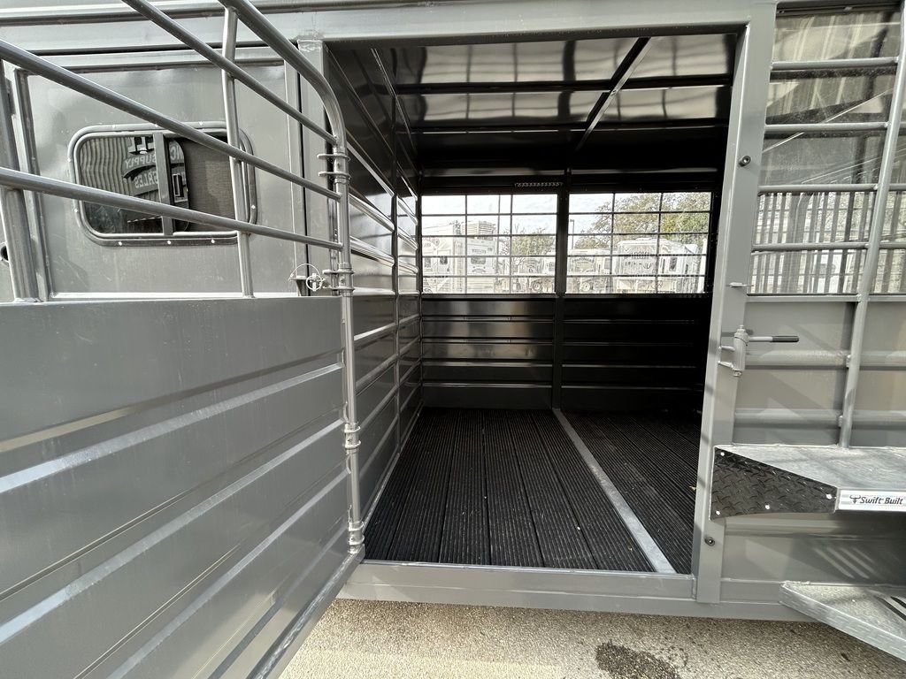 New 2025 Swift Built Trailers SB 20' STK W/ TACK