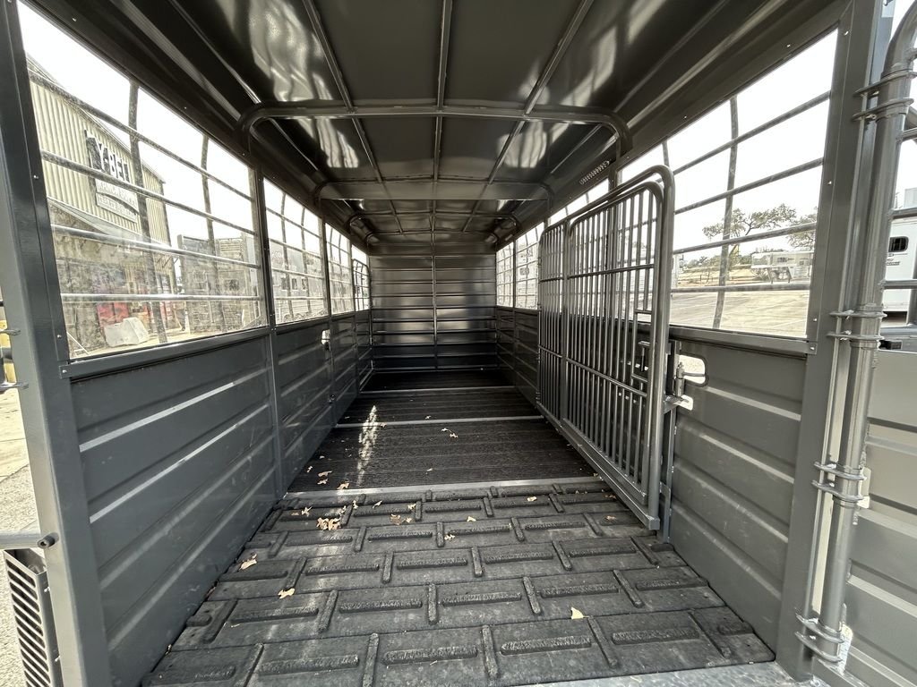 New 2025 Swift Built Trailers SB 20' STK W/ TACK