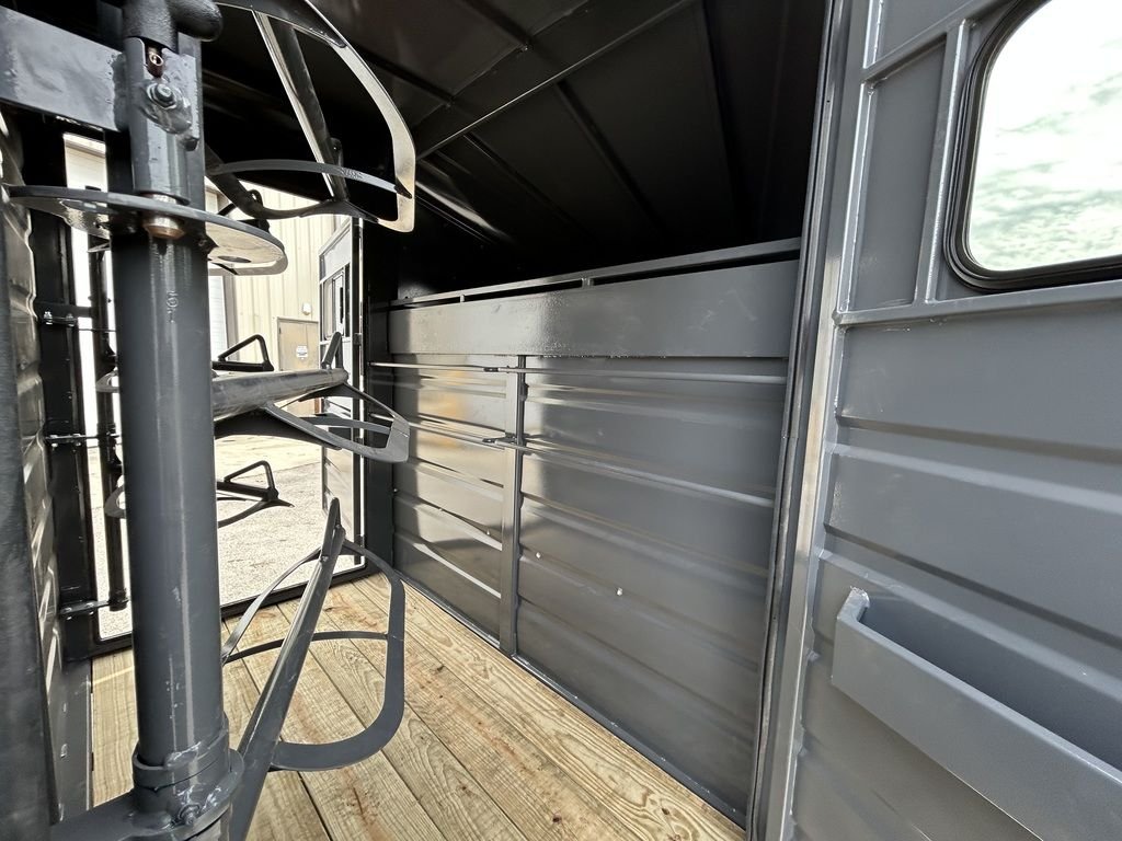 New 2025 Swift Built Trailers SB 20' STK W/ TACK