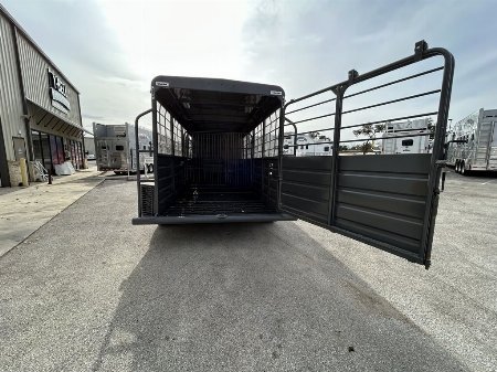 New 2025 Swift Built Trailers SB 20' STK W/ TACK
