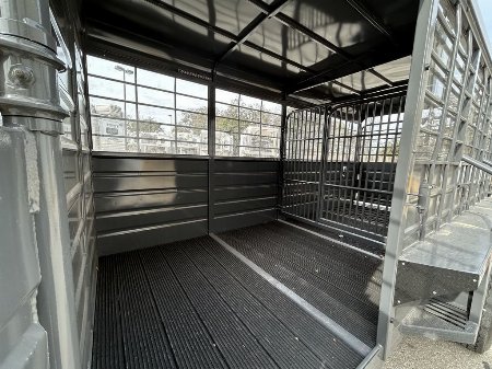 New 2025 Swift Built Trailers SB 20' STK W/ TACK