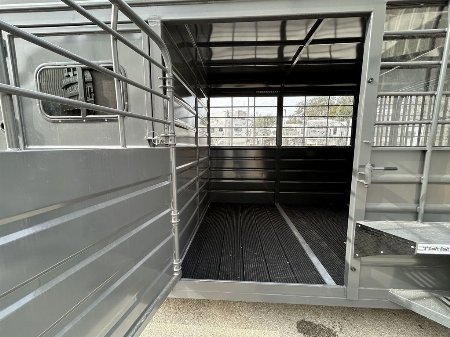 New 2025 Swift Built Trailers SB 20' STK W/ TACK