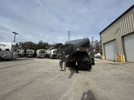 New 2025 Swift Built Trailers SB 20' STK W/ TACK
