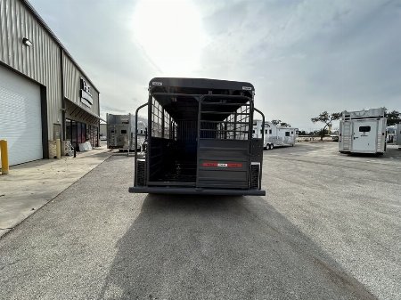 New 2025 Swift Built Trailers SB 20' STK W/ TACK