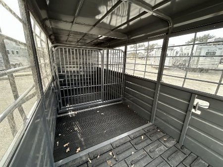 New 2025 Swift Built Trailers SB 20' STK W/ TACK