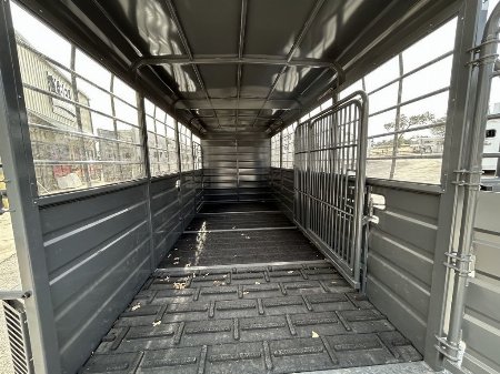 New 2025 Swift Built Trailers SB 20' STK W/ TACK