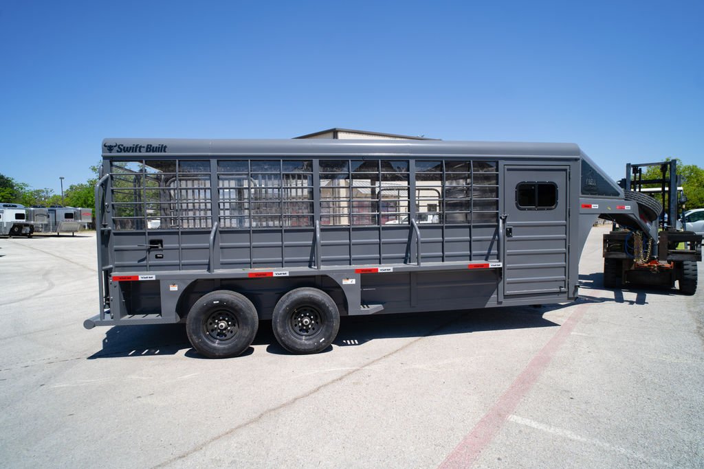 New 2025 Swift Built Trailers 25 SB 20' STK W/TACK