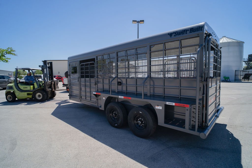 New 2025 Swift Built Trailers 25 SB 20' STK W/TACK
