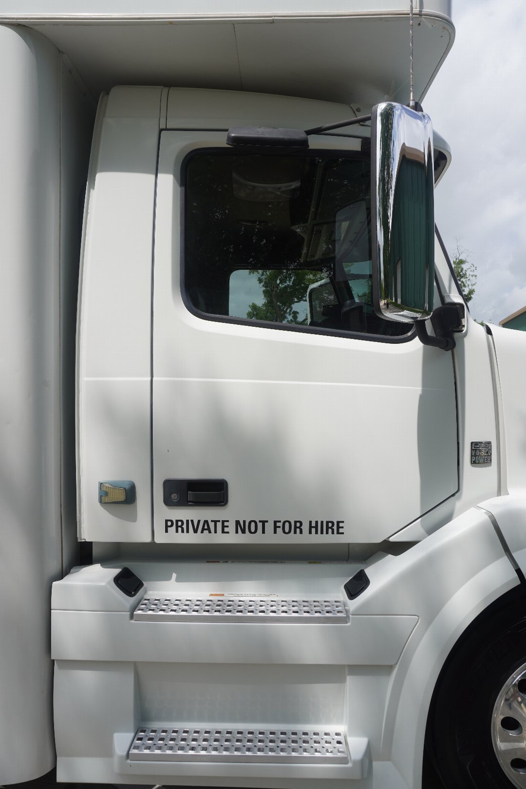 Used 2010 Showhauler 45’ Tandem Axle Motorcoach