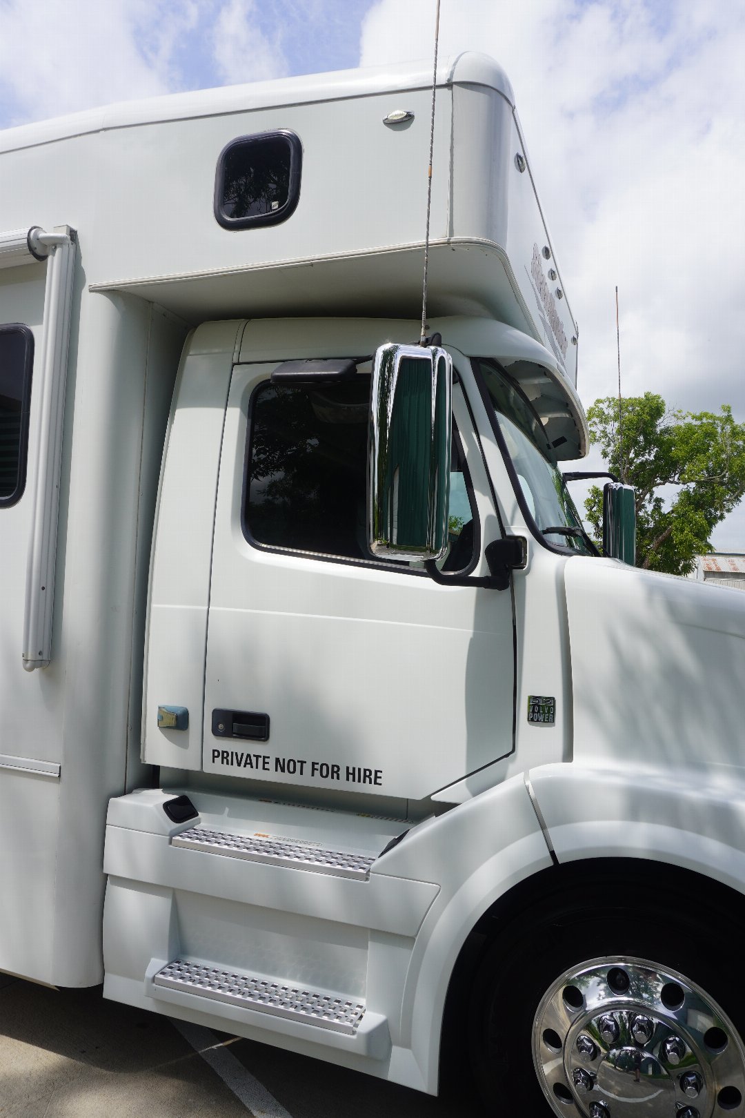 Used 2010 Showhauler 45’ Tandem Axle Motorcoach