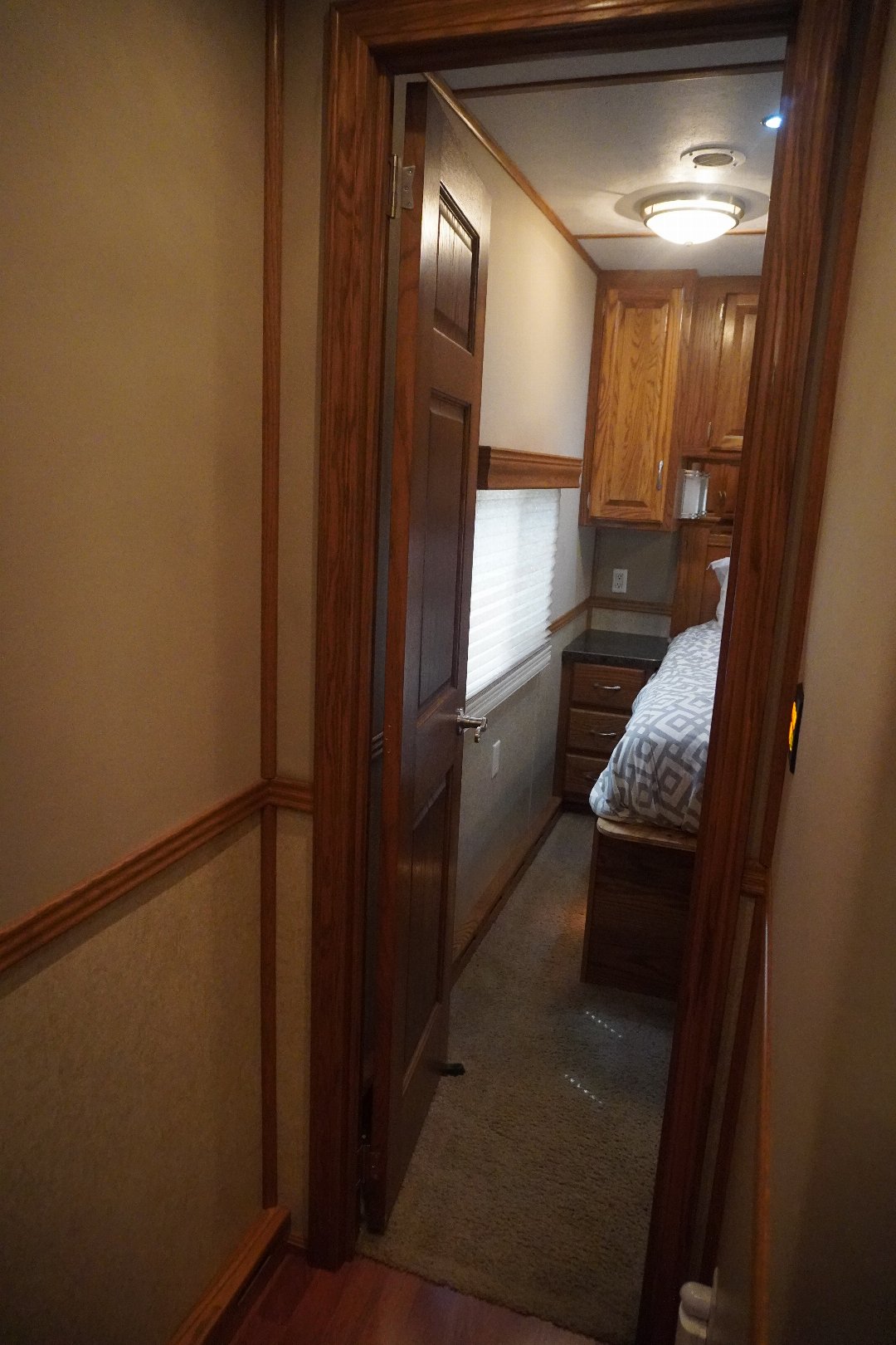 Used 2010 Showhauler 45’ Tandem Axle Motorcoach