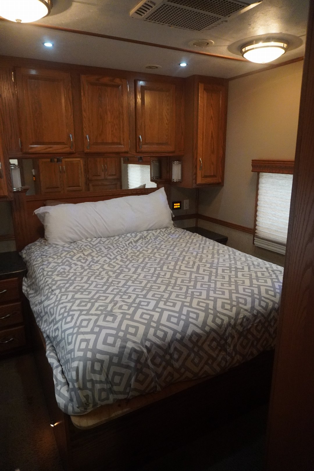 Used 2010 Showhauler 45’ Tandem Axle Motorcoach