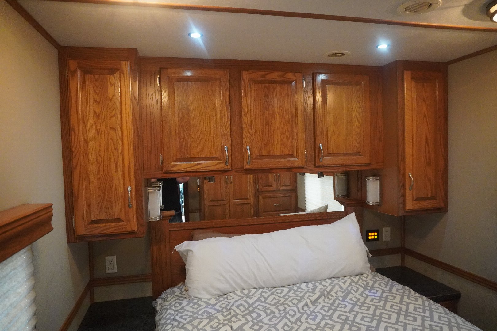 Used 2010 Showhauler 45’ Tandem Axle Motorcoach