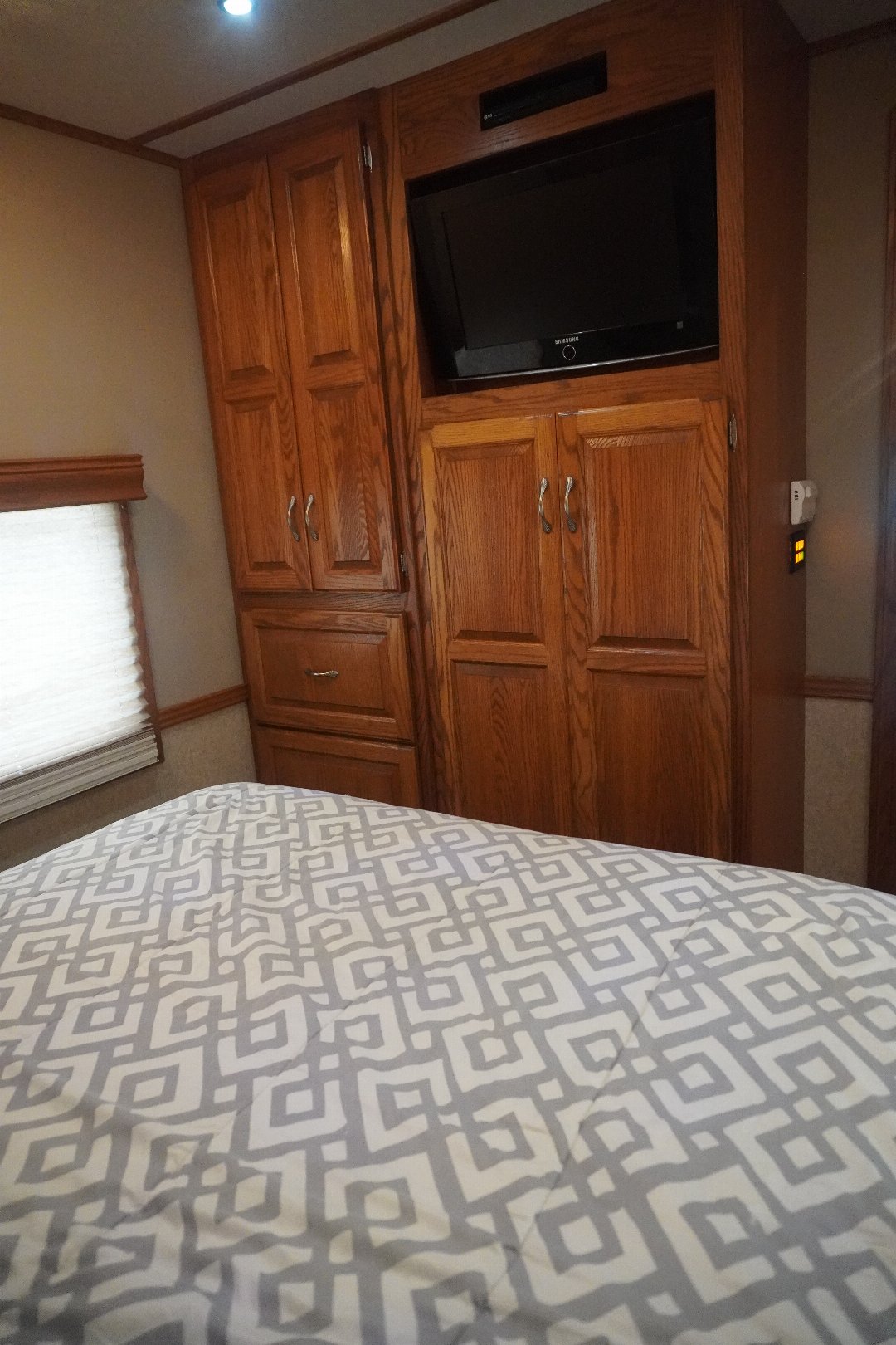 Used 2010 Showhauler 45’ Tandem Axle Motorcoach