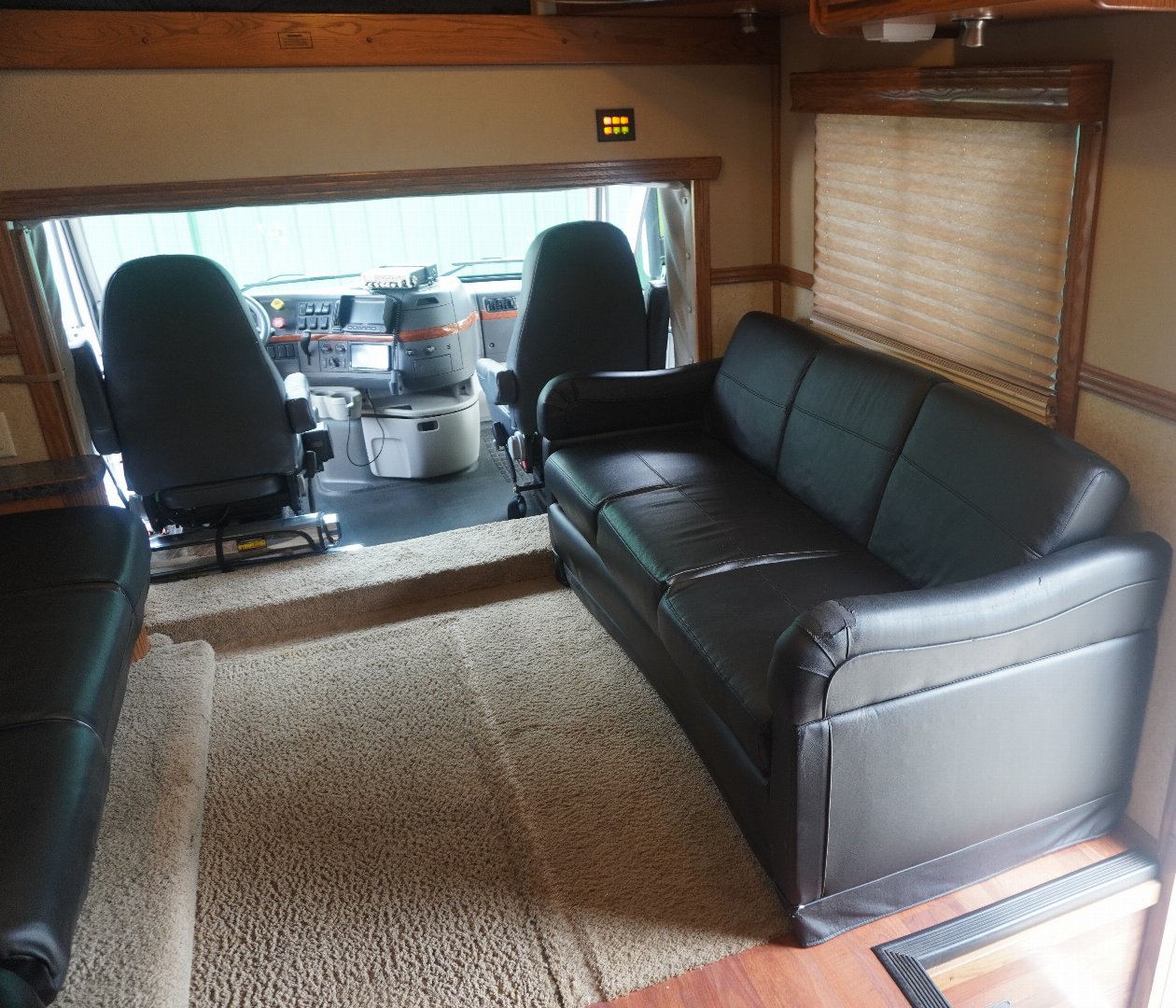 Used 2010 Showhauler 45’ Tandem Axle Motorcoach