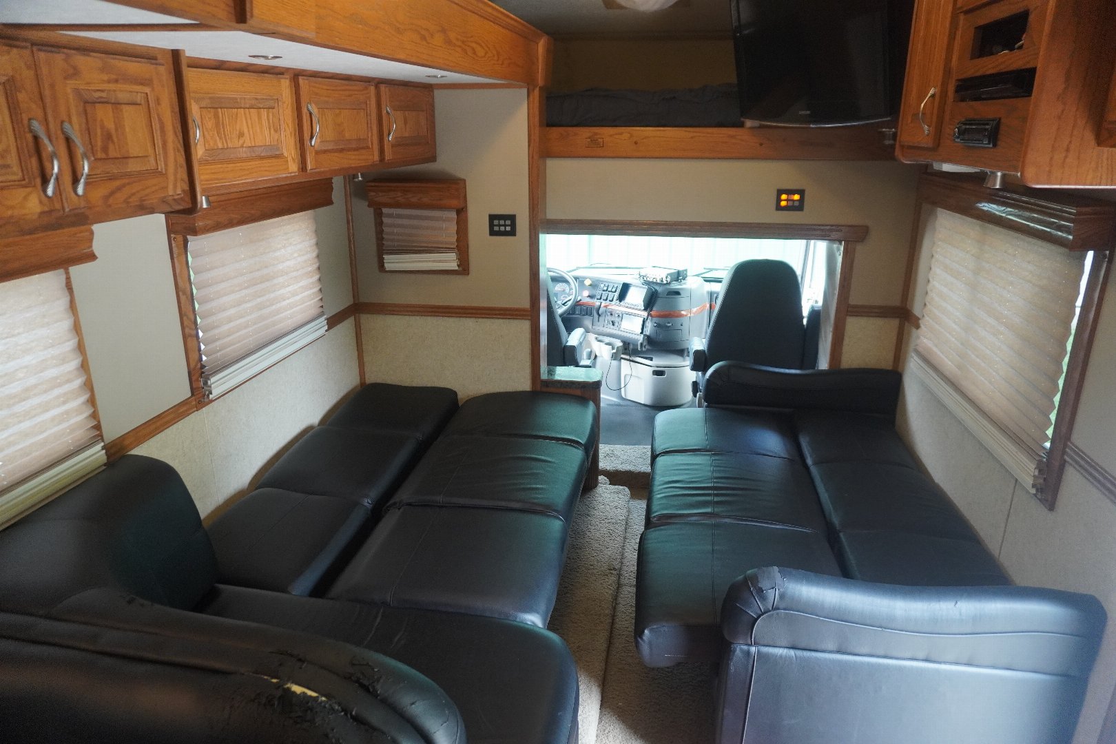 Used 2010 Showhauler 45’ Tandem Axle Motorcoach