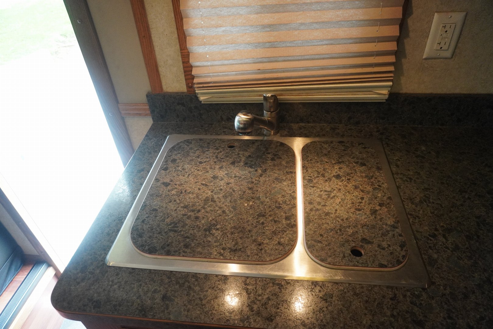 Used 2010 Showhauler 45’ Tandem Axle Motorcoach