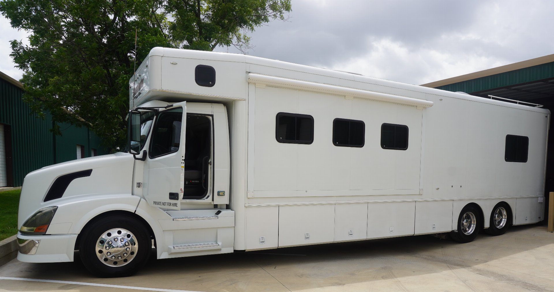 Used 2010 Showhauler 45’ Tandem Axle Motorcoach