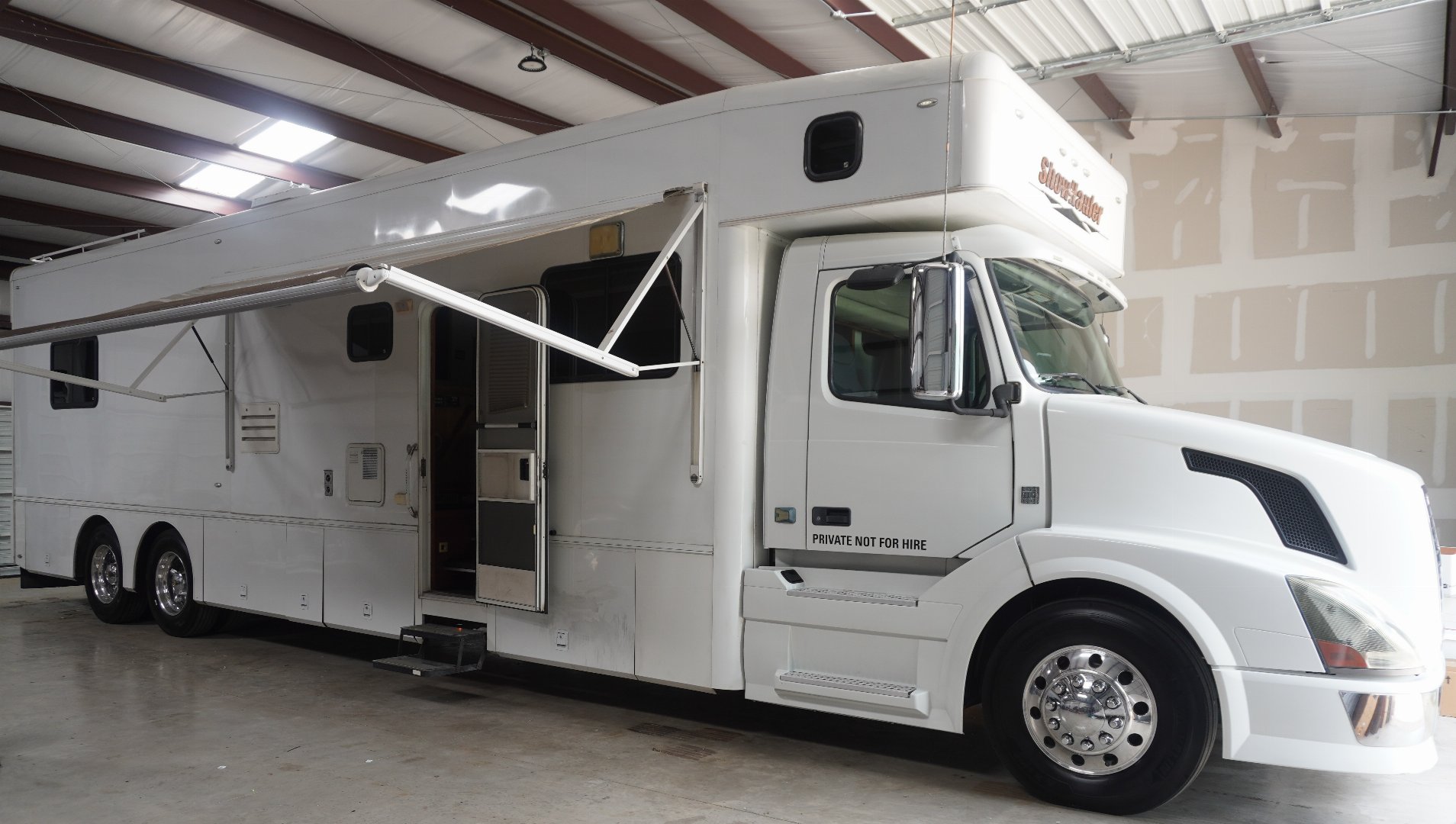 Used 2010 Showhauler 45’ Tandem Axle Motorcoach