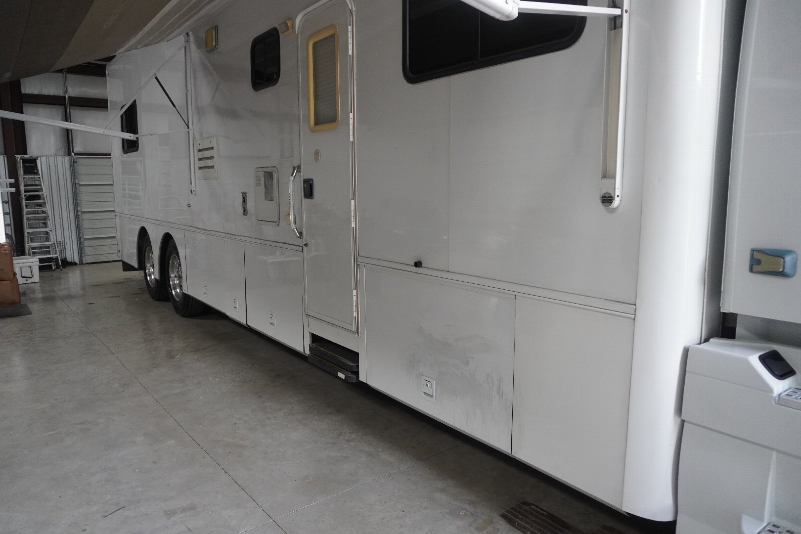 Used 2010 Showhauler 45’ Tandem Axle Motorcoach